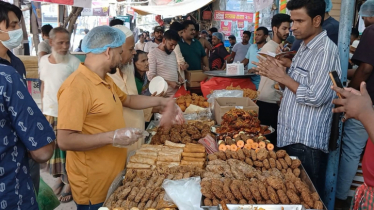 প্রথম রমজানে জমজমাট ইফতার বাজার, ক্রেতাদের ভিড় প্রথম রমজানে জমজমাট ইফতার বাজার, ক্রেতাদের ভিড়
