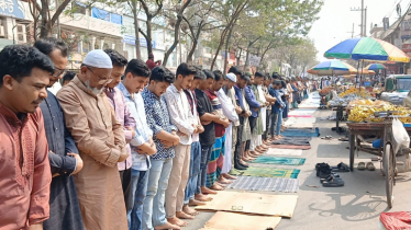 রমজানের প্রথম জুমায় মুসল্লিদের ঢল, মসজিদ ছাপিয়ে সড়কে নামাজ