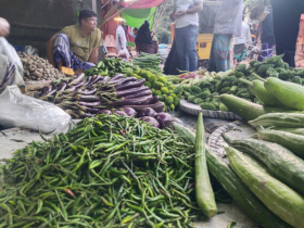 সবজির দাম স্থিতিশীল, মুরগির বাজার চড়া