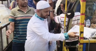 রিকশা চালক ও ছিন্নমূল মানুষের মাঝে রাকিবের ঈদ উপহার বিতরণ