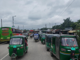 আড়াইহাজারের বিশনন্দী ফেরিঘাটে চাঁদাবাজির প্রতিবাদে সিএনজি চালকদের ধর্মঘট 