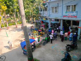 রোগী দেখতে দেরি, চিকিৎসকের ওপর ছাত্রলীগের হামলা