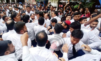 আদালত প্রাঙ্গণে বিএনপি-আওয়ামীপন্থি আইনজীবীদের ধস্তাধস্তি