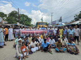 ফতুল্লায় জলাবদ্ধতা নিরসনের দাবিতে সড়ক অবরোধ