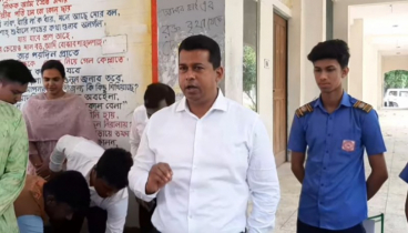 এসএসসি পরীক্ষার্থীদের চকলেট দিয়ে শুভেচ্ছা ডিসির