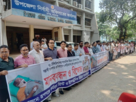 রূপগঞ্জে সাংবাদিক রিয়াজ হোসেনের উপর হামলার প্রতিবাদে মানববন্ধন 