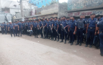 ফতুল্লায় এক কারখানায় অসন্তোষে ৮টি গার্মেন্ট বন্ধ করে দিলো শ্রমিকরা