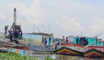 ফতুল্লায় ধলেশ্বরী ও বুড়িগঙ্গা নদীতে গ্রাফ দিয়ে অবৈধ ভাবে মাটি কেটে নিচ্ছে সন্ত্রাসীরা