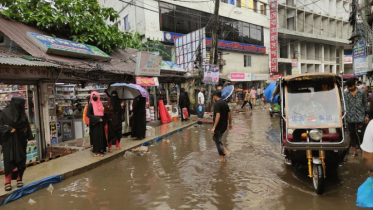 সড়কের চেয়ে নালা উঁচু, পানি দোকানে