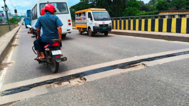 অবহেলায় ঝুঁকিপূর্ণ ডেমরা সেতু