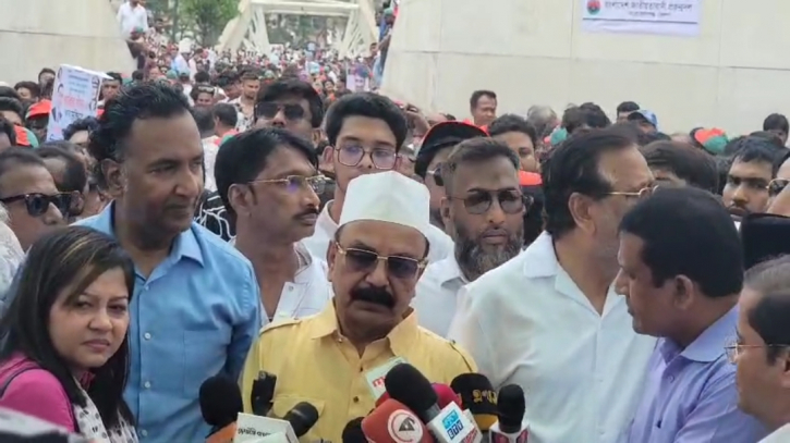 ফাসিস্টের পতন হলেও গণতন্ত্র এখনও নাগালের বাইরে : গয়েশ্বর ফাসিস্টের পতন হলেও গণতন্ত্র এখনও নাগালের বাইরে : গয়েশ্বর