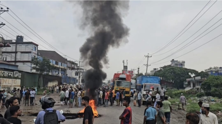 রূপগঞ্জে বকেয়া বেতনের দাবিতে বিক্ষোভ 