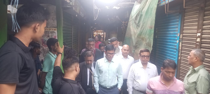 অগ্নিকান্ডের ঘটনাস্থলে ডিসি, শুনলেন ব্যবসায়ীদের কথা অগ্নিকান্ডের ঘটনাস্থলে ডিসি, শুনলেন ব্যবসায়ীদের কথা