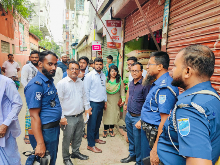 না.গঞ্জে নিষিদ্ধ পলিথিন ব্যাবহার ও বাজারজাতকরণ বন্ধে অভিযান, জরিমানা না.গঞ্জে নিষিদ্ধ পলিথিন ব্যাবহার ও বাজারজাতকরণ বন্ধে অভিযান, জরিমানা