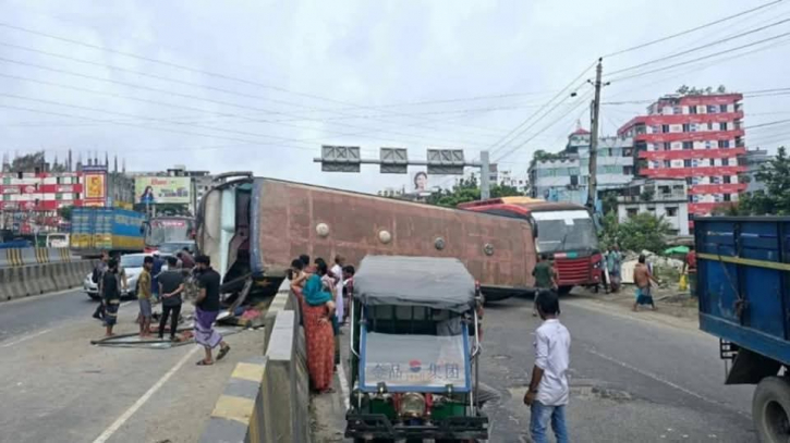সিদ্ধিরগঞ্জে মহাসড়কে বাস উল্টে আহত ৩ সিদ্ধিরগঞ্জে মহাসড়কে বাস উল্টে আহত ৩