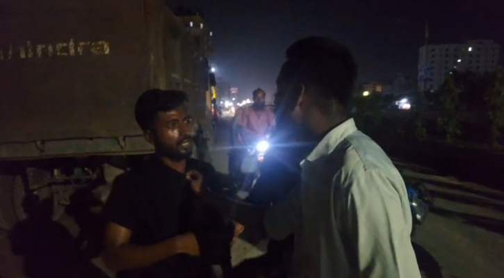 গভীর রাতে নিষিদ্ধ সংগঠন ছাত্রলীগের মিছিল, পাঁচজনকে আটক করে পুলিশে দিলো যুবদল নেতা গভীর রাতে নিষিদ্ধ সংগঠন ছাত্রলীগের মিছিল, পাঁচজনকে আটক করে পুলিশে দিলো যুবদল নেতা