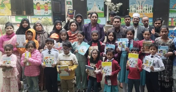 শিক্ষাবর্ষের প্রথম দিন, স্কুলে স্কুলে বই বিতরণ 