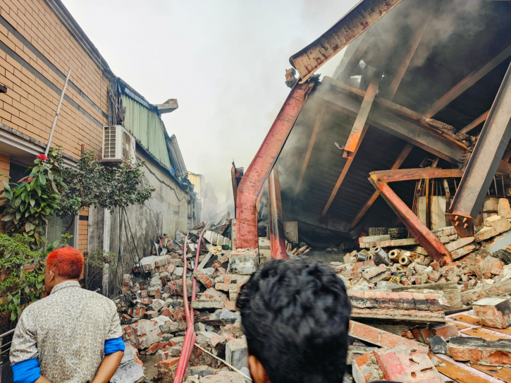 নারায়ণগঞ্জে প্লাস্টিক কারখানায় অগ্নিকাণ্ড