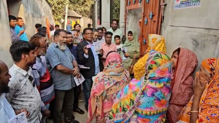 ফ্যামিলি কার্ড নিয়ে ধানের শীষের প্রচারণায় রেজা রিপন 