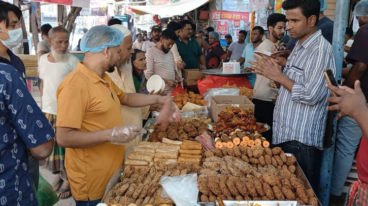 প্রথম রমজানে জমজমাট ইফতার বাজার, ক্রেতাদের ভিড়