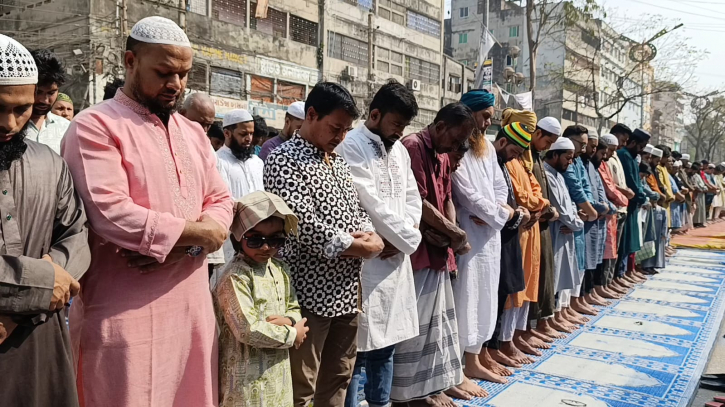 রমজানের তৃতীয় জুমায় মসজিদে মুসল্লিদের ঢল