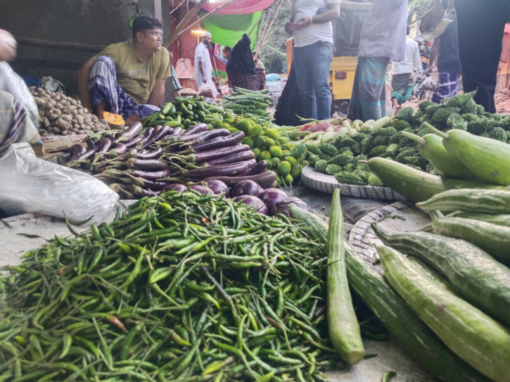 সবজির দাম স্থিতিশীল, মুরগির বাজার চড়া