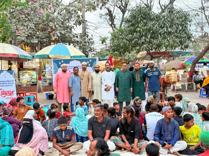 নারায়ণগঞ্জে অসহায় মানুষের সঙ্গে ইন্টারনেট ব্যবসায়ীদের ইফতার