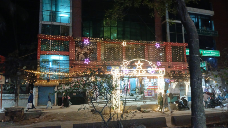 ঈদের কেনাকাটায় শেষ মুহূর্তের ব্যস্ততা, বিক্রেতাদের নেই ফুরসত