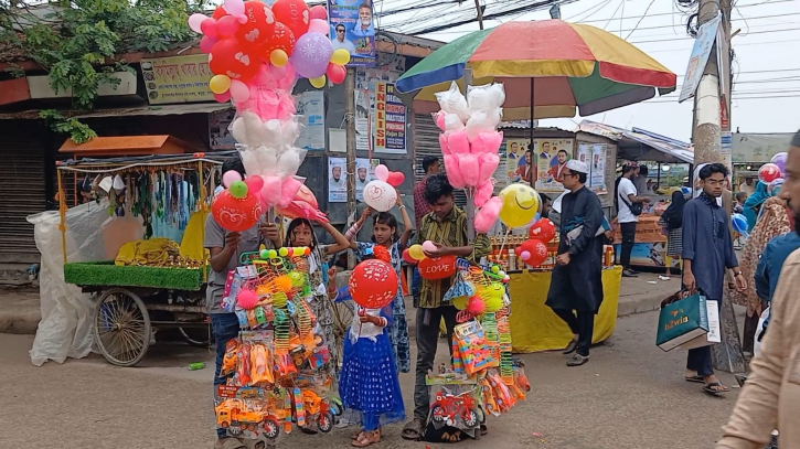ঈদগাহের পাশে মেলায় শিশুদের ভিড়
