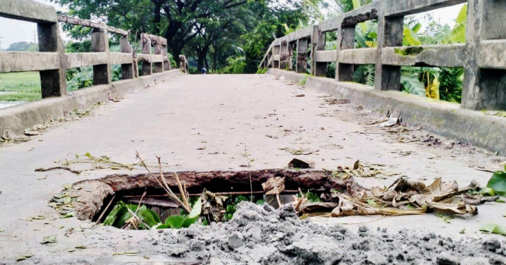সোনারগাঁওয়ে ব্রিজ ভেঙে যান চলাচল বন্ধ, জনসাধারণের চরম দুর্ভোগ সোনারগাঁওয়ে ব্রিজ ভেঙে যান চলাচল বন্ধ, জনসাধারণের চরম দুর্ভোগ