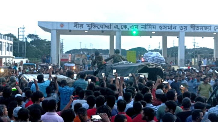 না.গঞ্জে লুট করার সময় আটক ৭ জনের দন্ড, মাইক্রোবাসে আগুন না.গঞ্জে লুট করার সময় আটক ৭ জনের দন্ড, মাইক্রোবাসে আগুন