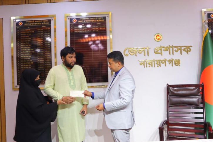নারায়ণগঞ্জে আন্দোলনে আহত ব্যাক্তিকে ডিসির সহায়তা নারায়ণগঞ্জে আন্দোলনে আহত ব্যাক্তিকে ডিসির সহায়তা