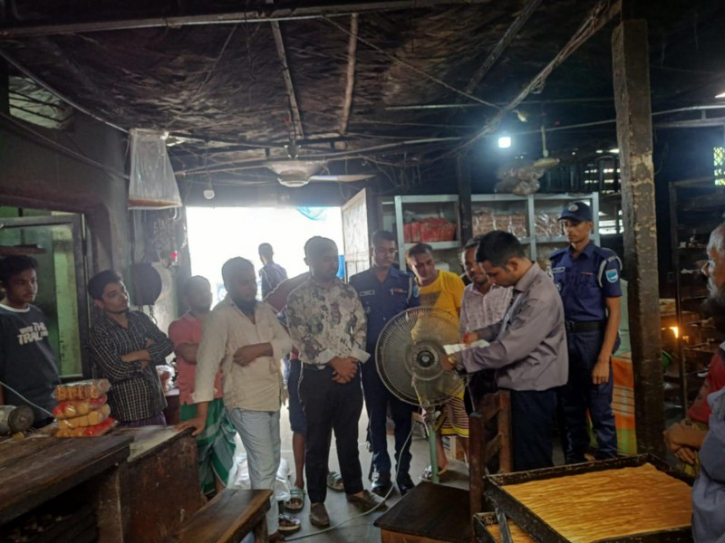 না.গঞ্জে বিস্কুট ফ্যাক্টরিতে অভিযান, লক্ষাধিক জরিমানা