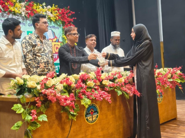 জিনিয়াস স্টুডেন্ট ফোরামের সংবর্ধনায় মেধাবীদের সম্মাননা জিনিয়াস স্টুডেন্ট ফোরামের সংবর্ধনায় মেধাবীদের সম্মাননা