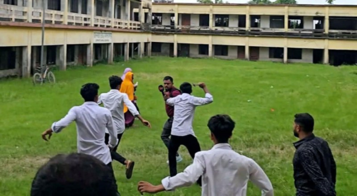 শিক্ষক কর্তৃক ৪১ শিক্ষার্থীকে পিটিয়ে আহত, সাংবাদিকদের হাতুড়ি পেটা শিক্ষক কর্তৃক ৪১ শিক্ষার্থীকে পিটিয়ে আহত, সাংবাদিকদের হাতুড়ি পেটা