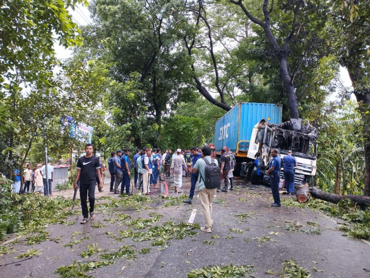 আড়াইহাজারে ট্রাক চাপায় পৌর সভার ইলেকট্রিশিয়ানের করুণ মৃত্যু, সড়ক অবরোধ