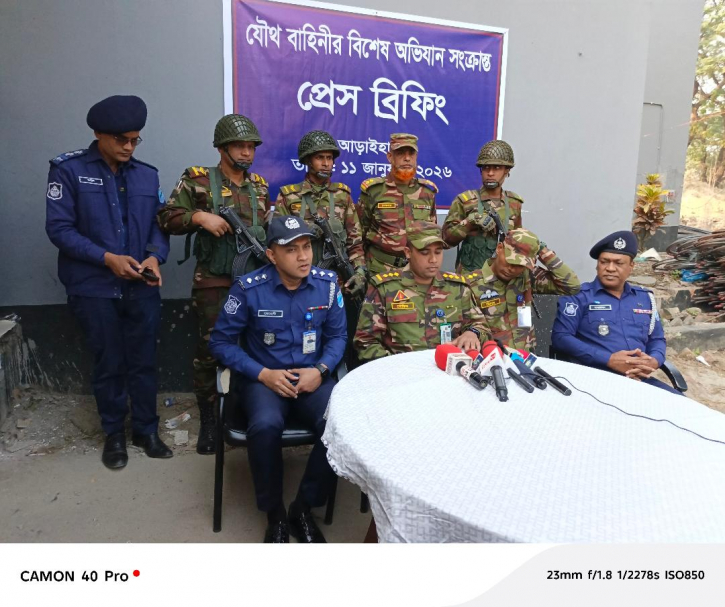 আড়াইহাজারে যৌথ অভিযানে অস্ত্র মাদক টাকাসহ গ্রেপ্তার ৪