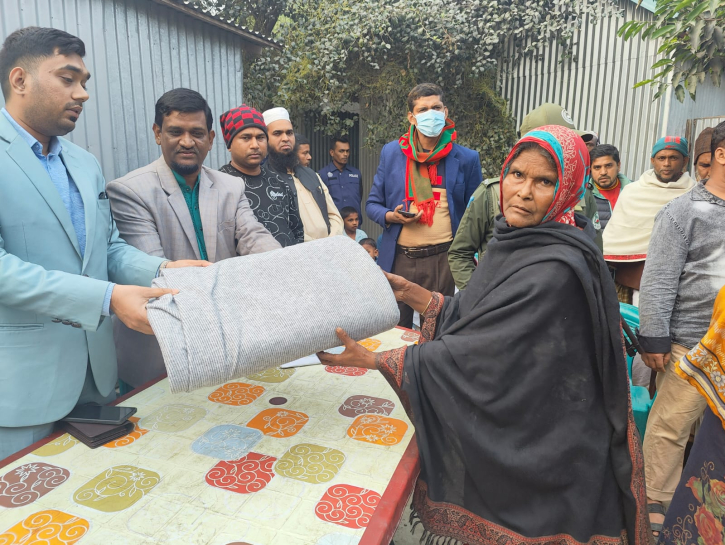 আড়াইহাজারের শীতার্তদের মাঝে কম্বল বিতরণ আড়াইহাজারের শীতার্তদের মাঝে কম্বল বিতরণ