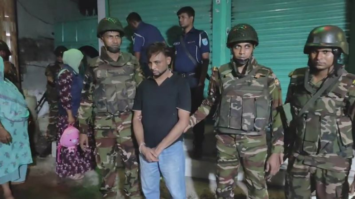 বন্দরে যৌথবাহিনীর অভিযানে আটক ২ বন্দরে যৌথবাহিনীর অভিযানে আটক ২