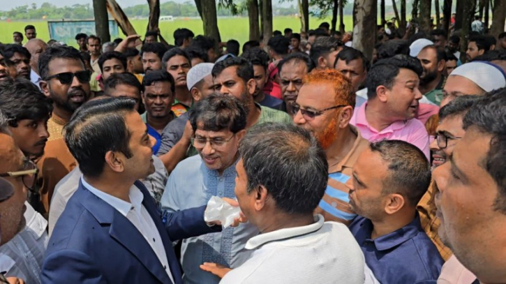 দখল থেকে রূপগঞ্জে সরকারী রাস্তা উদ্ধার, বাধায় উত্তেজনা দখল থেকে রূপগঞ্জে সরকারী রাস্তা উদ্ধার, বাধায় উত্তেজনা