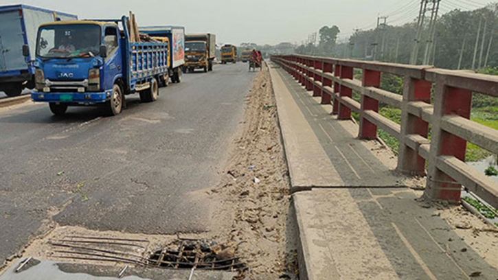 ঈদযাত্রায় ভোগান্তি বাড়াতে পারে বন্দরের লাঙ্গলবন্দ ব্রিজ