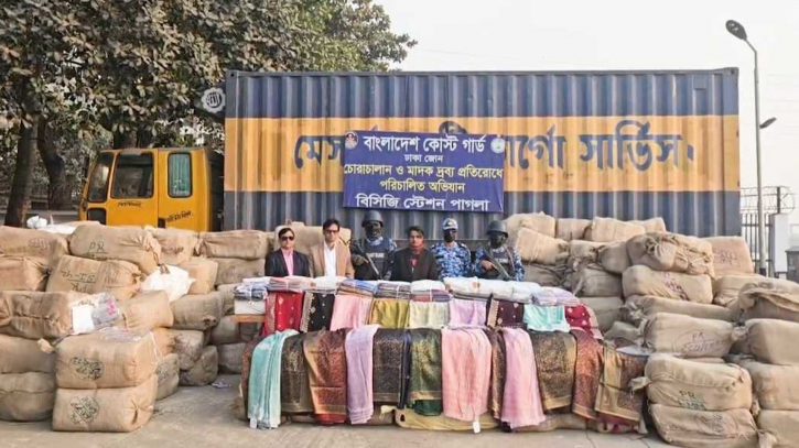 ২০ কোটি ৬৭ লাখ টাকার ভারতীয় শাড়িসহ চোরাকারবারিকে আটক