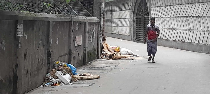 টাকা না দিলে বাড়ির সামনে কোরবানির বর্জ্য অপসারণ হয়না! টাকা না দিলে বাড়ির সামনে কোরবানির বর্জ্য অপসারণ হয়না!