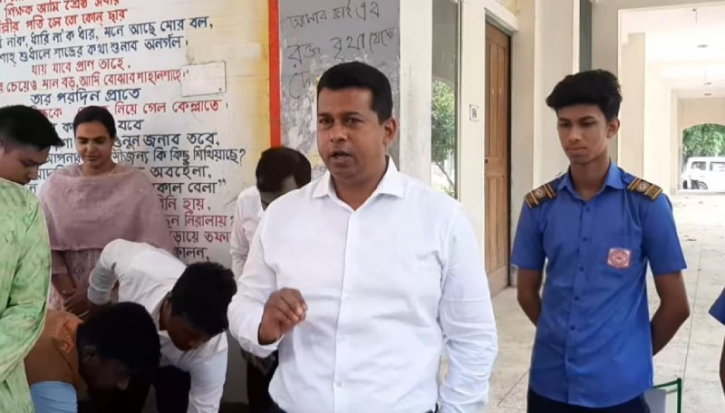 এসএসসি পরীক্ষার্থীদের চকলেট দিয়ে শুভেচ্ছা ডিসির
