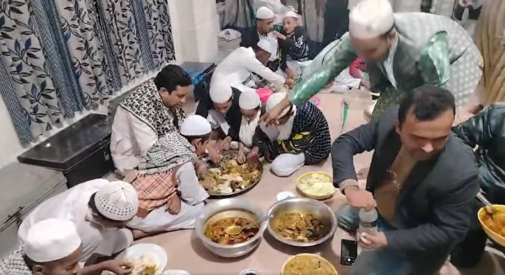 মাদ্রাসা শিক্ষার্থীদের সাথে মিলেমিশে খেলেন আজাদ মাদ্রাসা শিক্ষার্থীদের সাথে মিলেমিশে খেলেন আজাদ