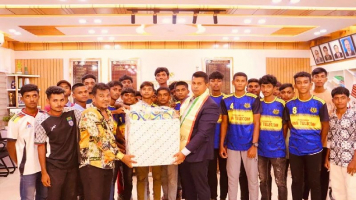 খুদে ফুটবলারদের পাশে নারায়ণগঞ্জ ডিসি