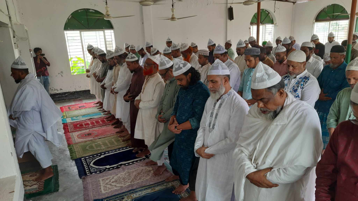নারায়ণগঞ্জের ফতুল্লায় সৌদির সাথে মিল রেখে ঈদ উদযাপন নারায়ণগঞ্জের ফতুল্লায় সৌদির সাথে মিল রেখে ঈদ উদযাপন