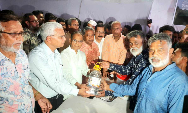 প্রতিষ্ঠাবার্ষিকী উপলক্ষে বিএনপির কেন্দ্রীয় ত্রাণ তহবিলে খোরশেদের অনুদান প্রতিষ্ঠাবার্ষিকী উপলক্ষে বিএনপির কেন্দ্রীয় ত্রাণ তহবিলে খোরশেদের অনুদান