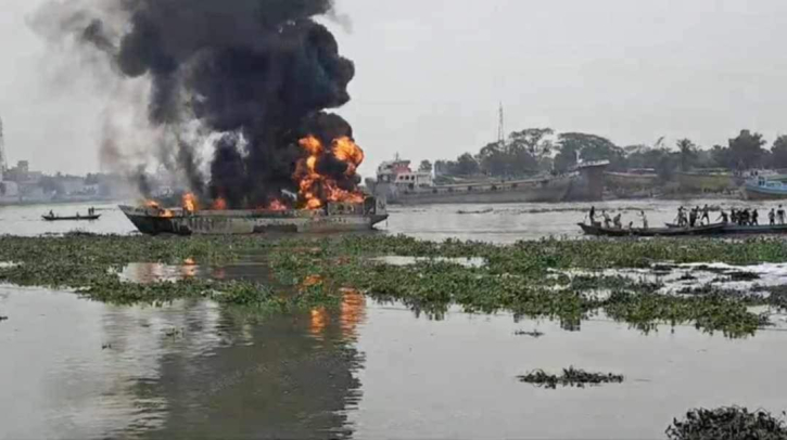 বুড়িগঙ্গায় তেলের ট্রলার আগুন, বেঁচে নেই ভেতরের শ্রমিকদের কেউ বুড়িগঙ্গায় তেলের ট্রলার আগুন, বেঁচে নেই ভেতরের শ্রমিকদের কেউ