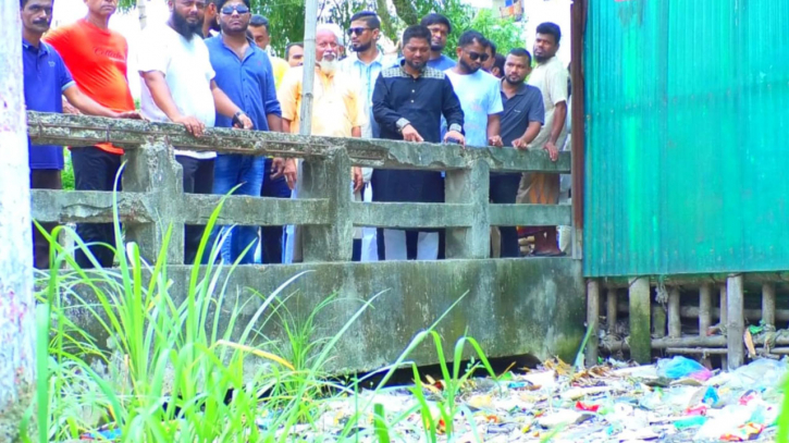 ডিএনডিতে জলাবদ্ধতা নিরসনে খালের ময়লা-আবজর্না পরিষ্কারের উদ্যোগ ডিএনডিতে জলাবদ্ধতা নিরসনে খালের ময়লা-আবজর্না পরিষ্কারের উদ্যোগ